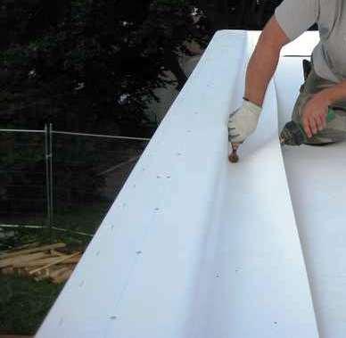 En las cubiertas con terraza, cuando se utilizan hormigones aligerados para definir la pendiente, es fundamental aplicar un mortero de regulación sobre la capa de hormigón aligerado.