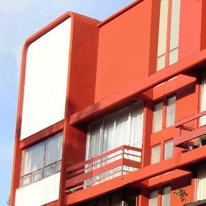 Pintura de paramentos exteriores El sistema de recubrimiento puede consistir en diferentes capas. La primera capa se designa en general por crespido (prepara el sustrato y mejora la adhesión), la segunda es la capa de base y la tercera que da el aspecto final deseado.