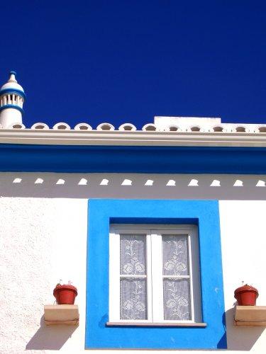 Pintura de viviendas El mayor enemigo de la conservación de los edificios es el agua. Una pintura en buen estado de conservación es esencial para una protección eficaz.