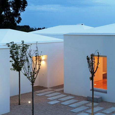 Pinturas exteriores Las pinturas pueden ser con color o incoloras, brillantes o mate, transparentes o no, así como presentar resistencia a determinados tipos de agentes agresivos.