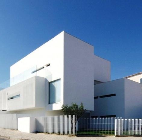 En las fachadas existen diversos tipos de intervenci�n desde la reparaci�n de grietas o fisuras, sustituci�n de elementos que han alcanzado el fin de su vida �til, limpieza con diferentes m�todos de acuerdo a la naturaleza del edificio, eliminar el revestimiento degradado, entre otros.