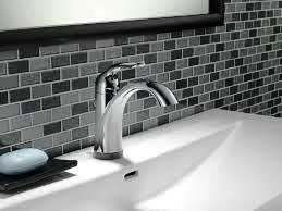 Renovación de aseo Existen numerosos diseños de grifos y lavabos para su cuarto de baño. Existe una gran variedad de aparatos sanitarios por lo que una viista a un almacén de materiales lo podrá ayudar a elegir para tener el baño que siempre soñó.