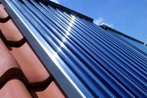 Cubiertas con paneles solares En trabajos de rehabilitación, también se deben tener en cuenta la adición de nuevos elementos en el espacio que va a ser objeto de rehabilitación. La instalación de sistemas de energía solar en una cubierta son una opción para las personas que quieran ahorrar en su factura de electricidad.