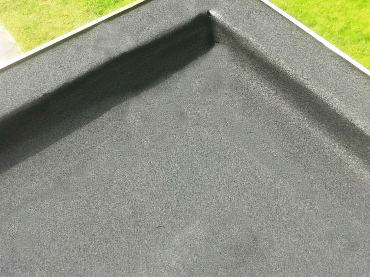 Cubierta plana Las terrazas son las cubiertas que presentan mayores exigencias constructivas. Debido a que tienen un grado de pendiente muy inferior a una cubierta inclinada, se pueden desarrollar enfermedades debido a la acumulación de agua en determinadas zonas de la terraza.