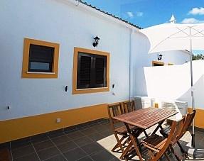 Soluciones de revestimiento El revestimiento de la cubierta podrá tener una protección pesada como gres o losetas de piedra.