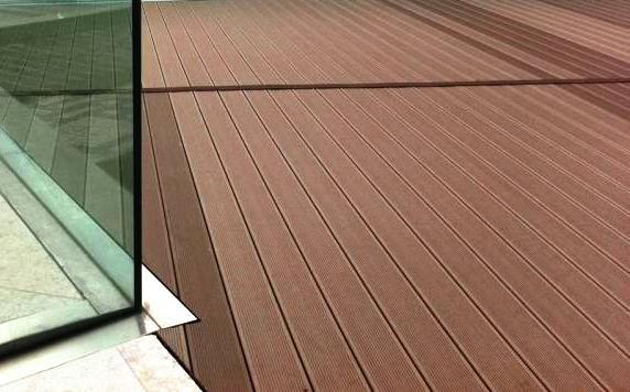 Suelos en madera tratada indicados para uso exterior, por la alta resistencia que ofrecen, pueden ser una buena soluci�n para terrazas al aire libre.