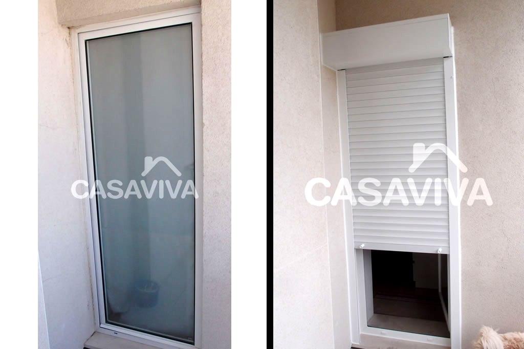 Sustitucin de ventana fija por puerta abatible en PVC con doble cristal opaco y persiana exterior en PVC.