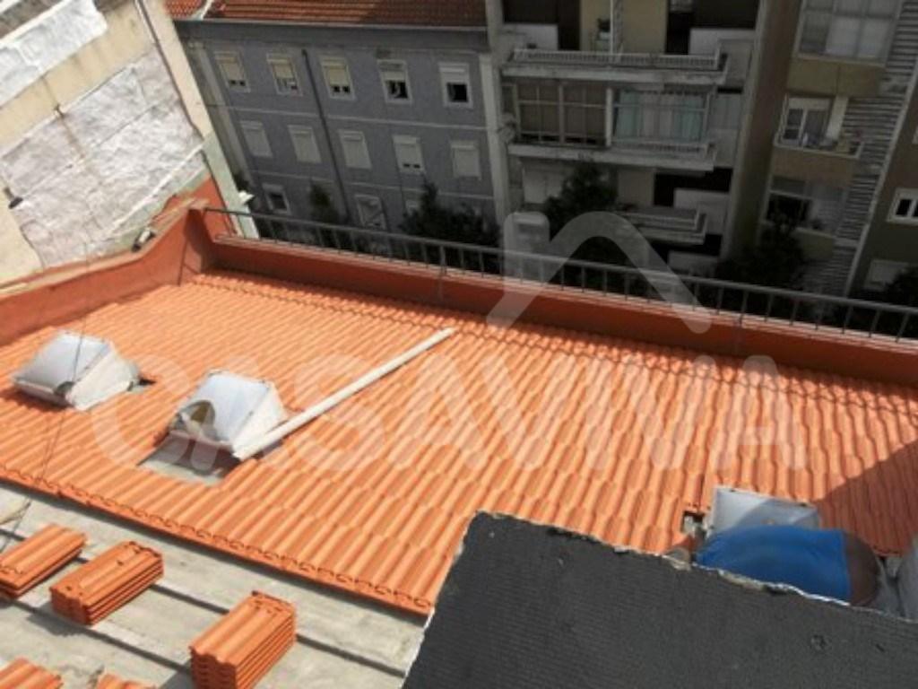 Aplicacin del nuevo revestimiento del tejado.