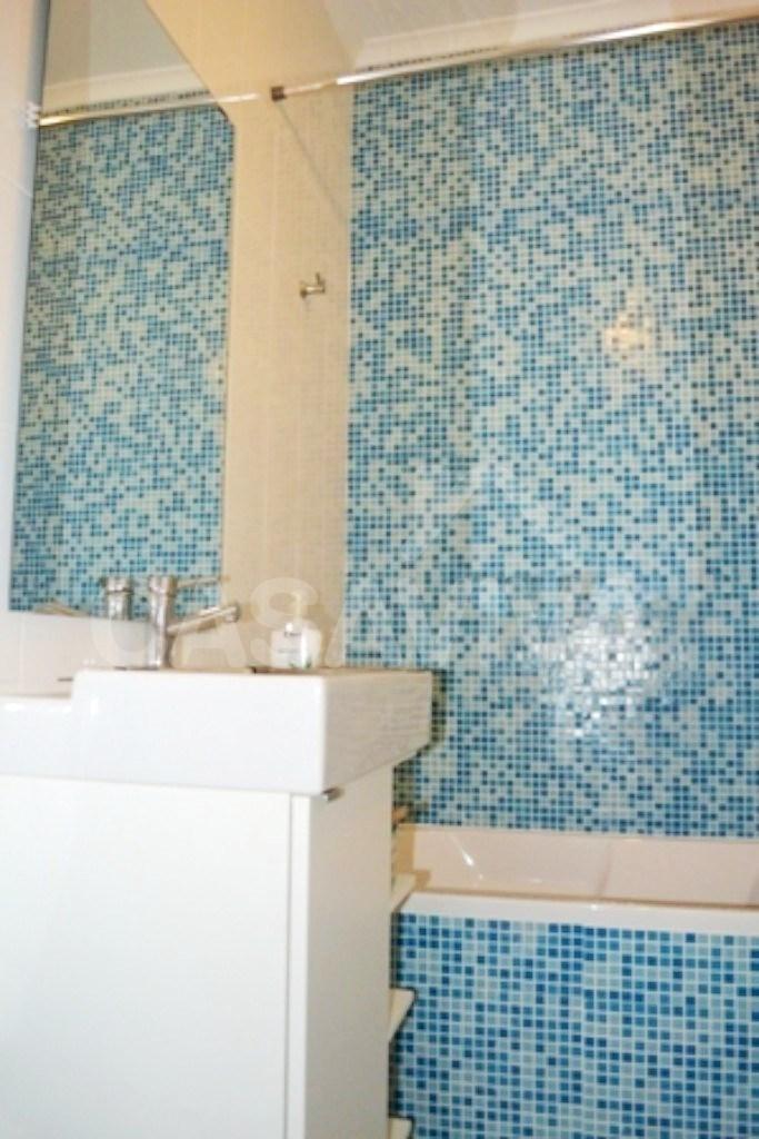 Nueva baera. Mueble de bao con lavabo empotrado. Nuevos revestimientos de suelos y paredes (azulejos y mosaicos cermicos)