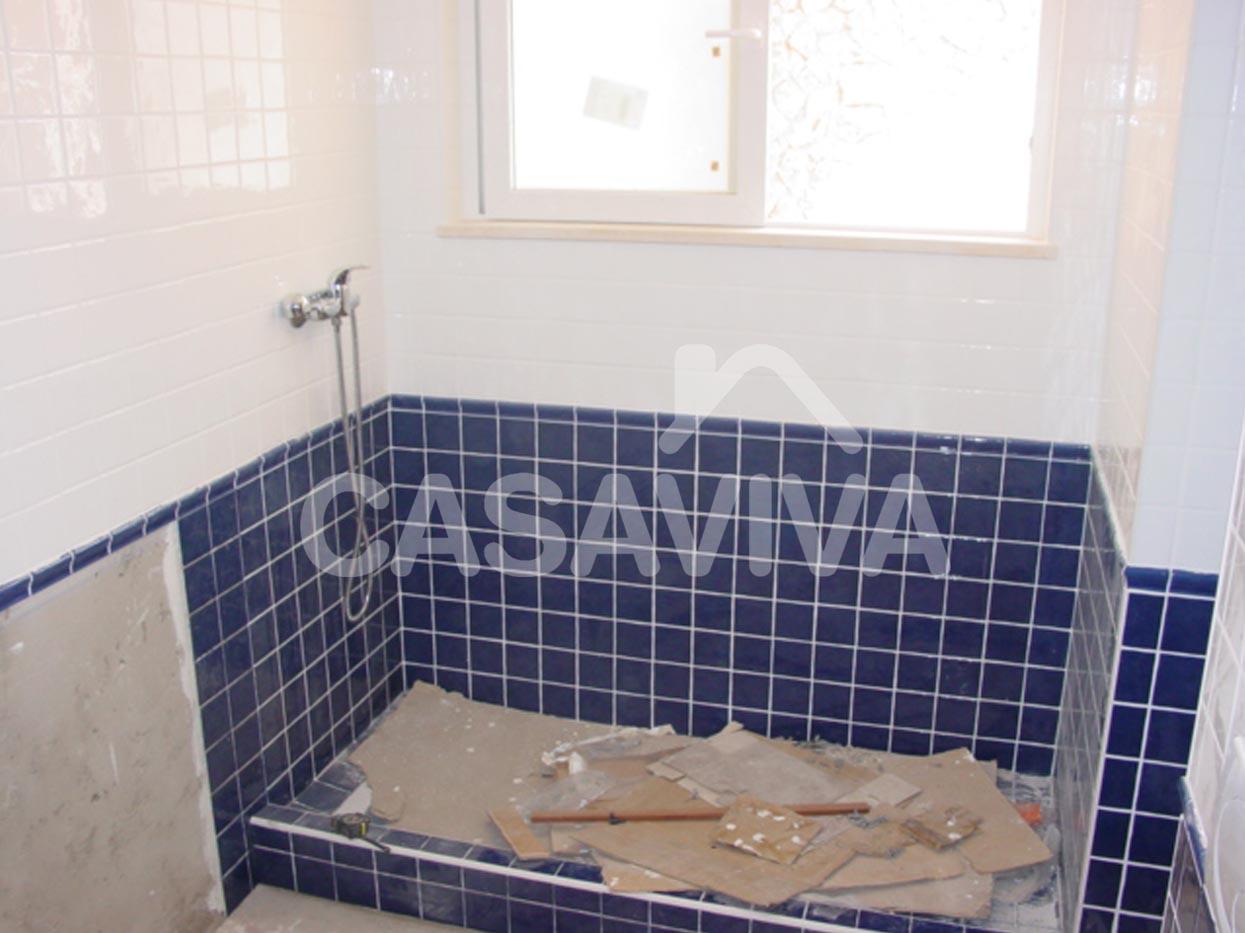Reforma del cuarto de baño. Construcción de la base de ducha. Revestimiento de paredes con azulejo cerámico.
