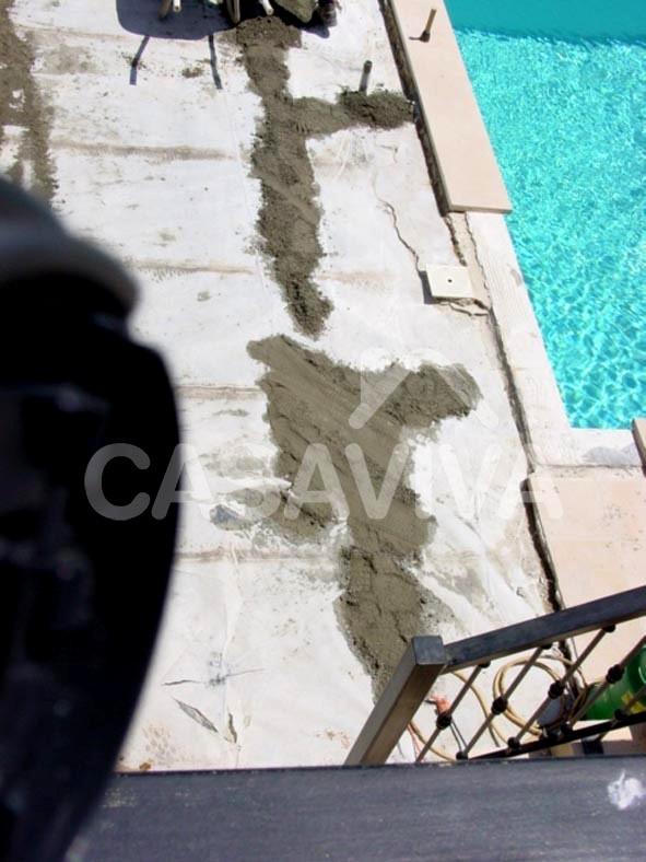 Impermeabilizacin y aplicacin de nuevo pavimento exterior en la zona adyacente a la piscina.