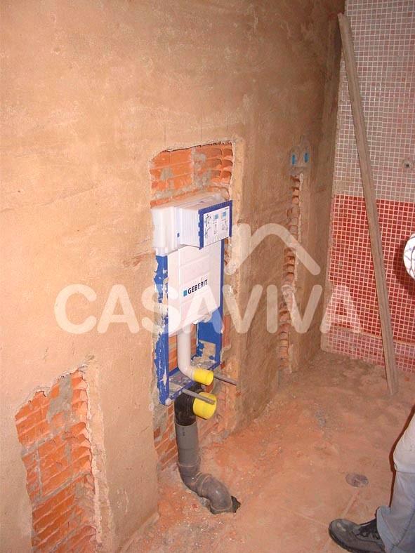 Reforma total del cuarto de bao. Instalaciones del sistema de agua. Cisterna interior.