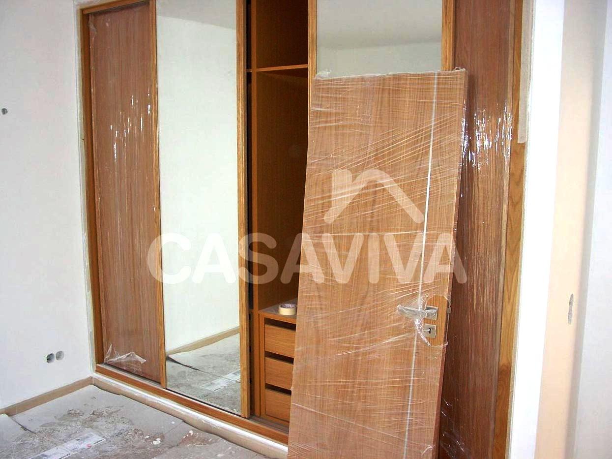 Sustitucin de puertas interiores en madera con sus respectivos marcos. Colocacin de nuevos armarios empotrados con puertas correderas y espejo.