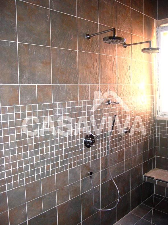 Plato de ducha con doble ducha y grifera mezcladora.Revestimiento de paredes en azulejo cermico.