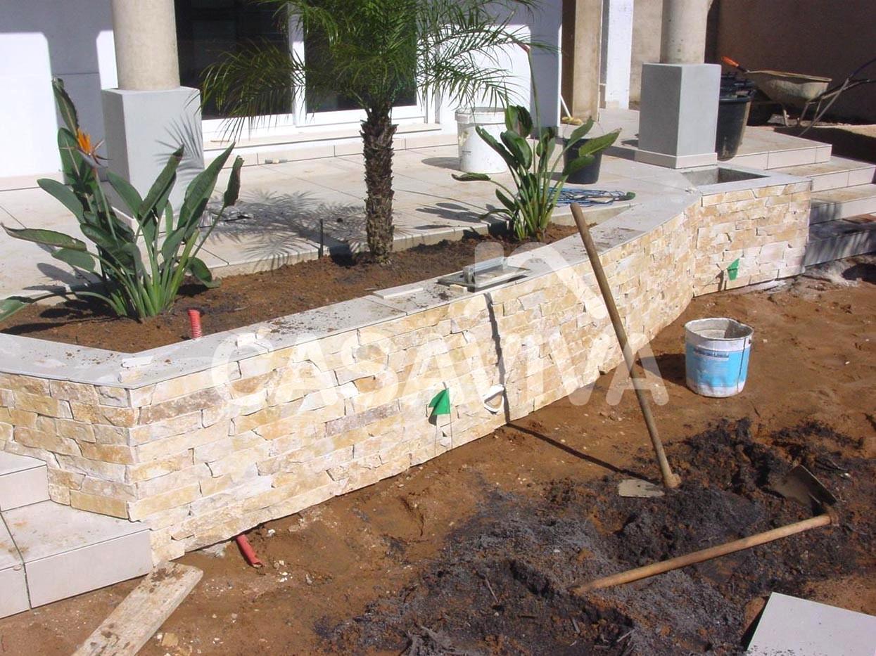 Construccin de nuevo cantero con paredes revestidas en piedra natural