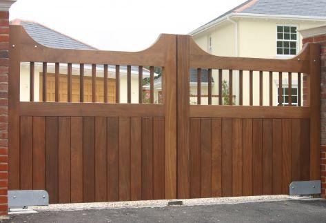 Hay muchos tipos de puertas de madera para aplicar la entrada de la propiedad.