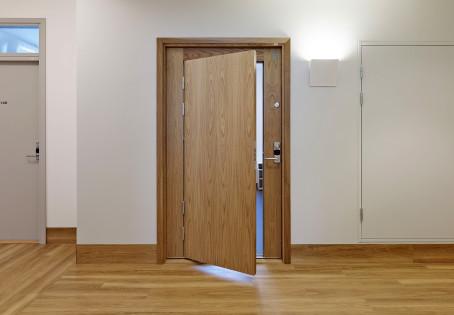 La carpintería de puertas contempla puertas de interior, puertas de entrada blindadas o acorazadas.