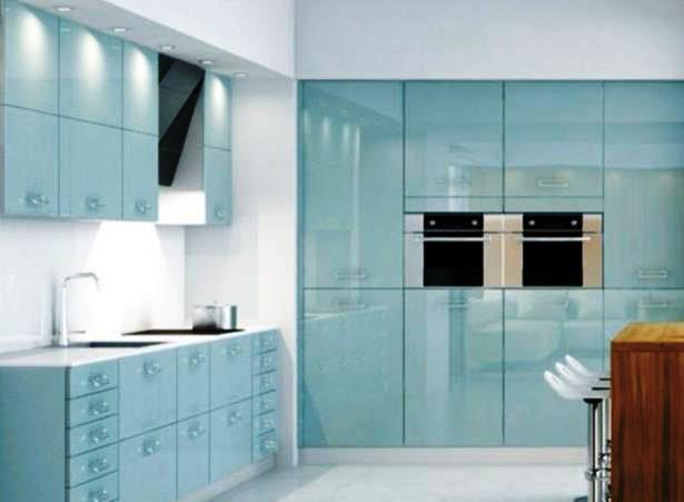 Las cocinas en vidrio, brillante o mate y en varias tonalidades, dan un aspecto ligero y fresco al espacio.