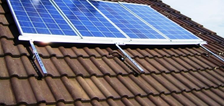 Los Paneles Solares Fotovoltaicos convierten la energa solar en energa elctrica y esta se almacena en bateras. La energa producida puede satisfacer el consumo local o integrase a la red elctrica.