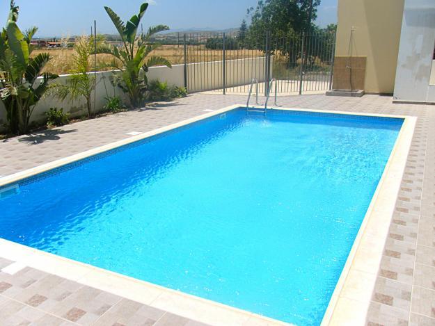 Existen varios tipos de piscina tanto de formas de construccin, impermeabilizacin, revestimiento o depuracin.