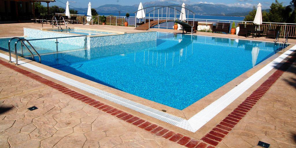 Existe un gran abanico de opciones de revestimiento para piscinas como piedra natural, azulejos, mosaicos, gresite, entre otros...