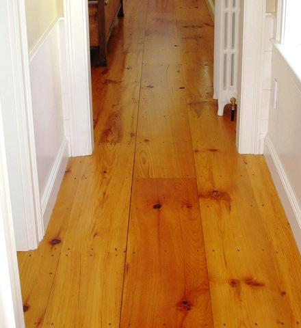 El pavimento flotante de madera est constituido por varias placas de madera con una capa superior en madera noble barnizada. El tipo de madera de la capa superior determina el grado de dureza del pavimento flotante.