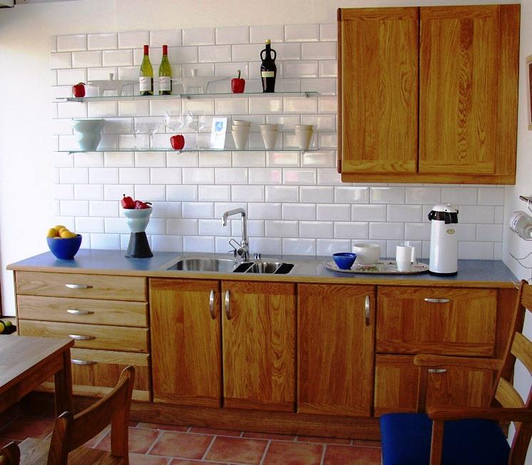 El mobiliario de su cocina define totalmente la organizacin de su cocina y los materiales y espacios que se encuentran en ella. El mobiliario puede estar fabricado en materiales como madera por ejemplo.