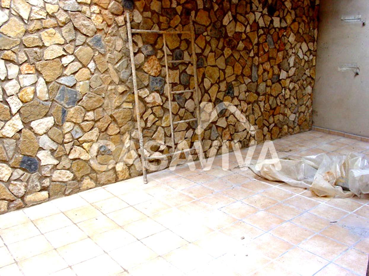Revestimiento de pavimento y paredes del patio. Mosaico cermico, pinturas y piedra natural.