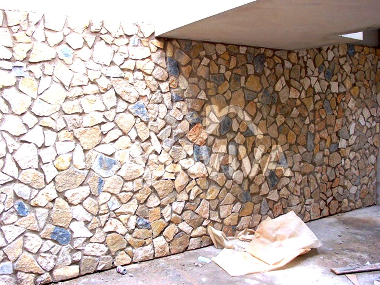 Revestimiento de pavimento y paredes del patio. Mosaico cermico, pinturas y piedra natural.