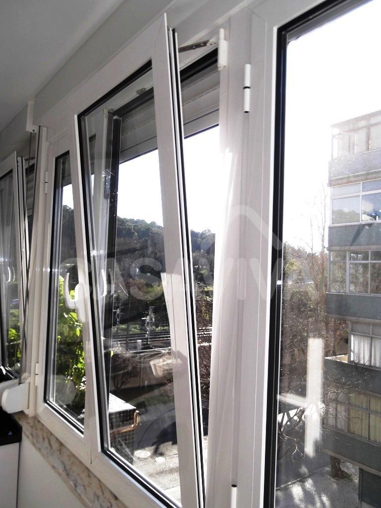 Nuevos marcos y ventanas basculantes en aluminio lacado con doble acristalamiento de aislante trmico.
