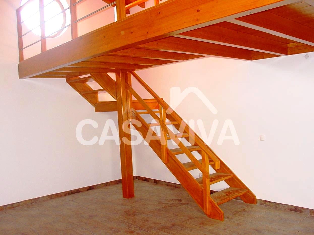 Entresuelo en planta superior, con estructura y escaleras de acceso en madera, barandilla metlica.