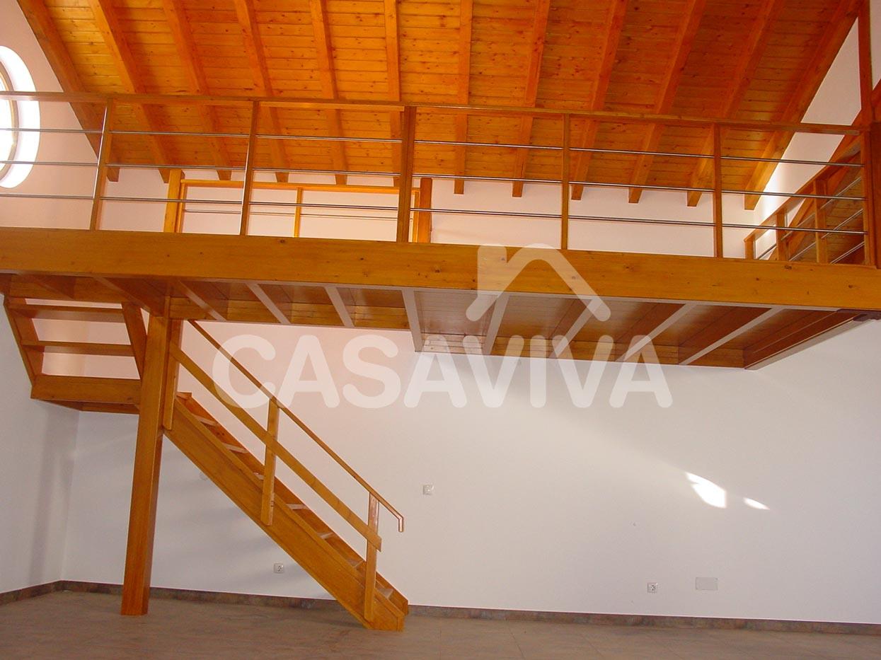 Entresuelo en planta superior, con estructura y escaleras de acceso en madera, barandilla metlica.
