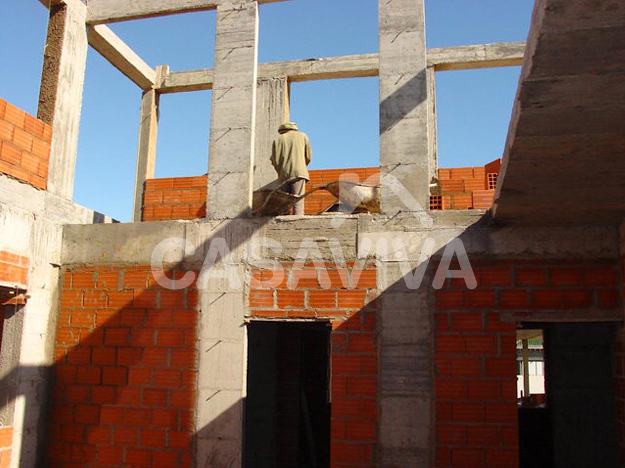 Construccin de las paredes con mampostera de ladrillo en la primera planta de la nueva vivienda.