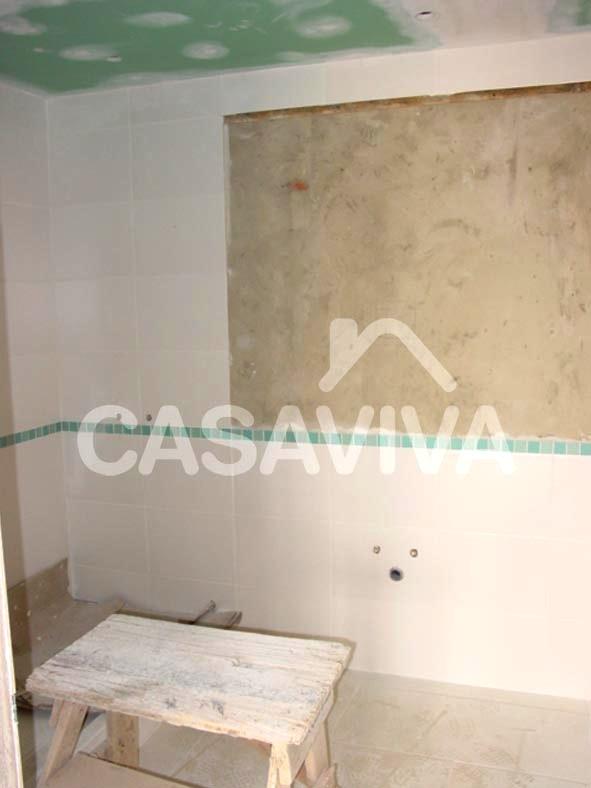 Mueble de bao en malmina bajo encimera de piedra y lavabos empotrados.Base para el espejo en pared. Paredes revestidas en azulejo cermico. Suelo revestido en mosaico cermico.
