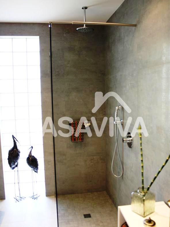 Construccin de nuevo cuarto de bao. Plato de ducha con ducha fija en pared y mampara fija en vidrio templado.