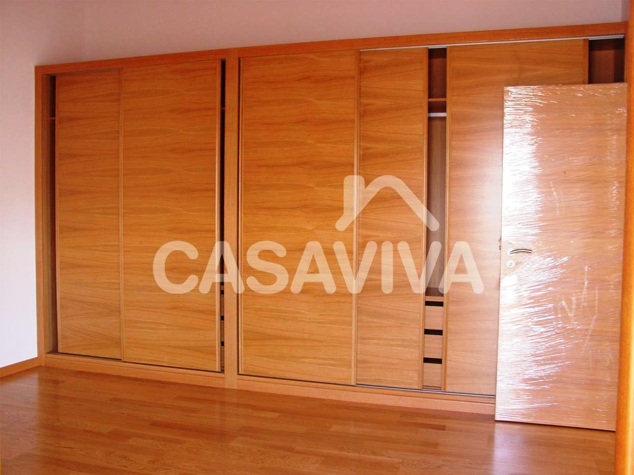 Nuevo armario en madera, empotrado, con puertas correderas y mdulos de cajones y estanteras.